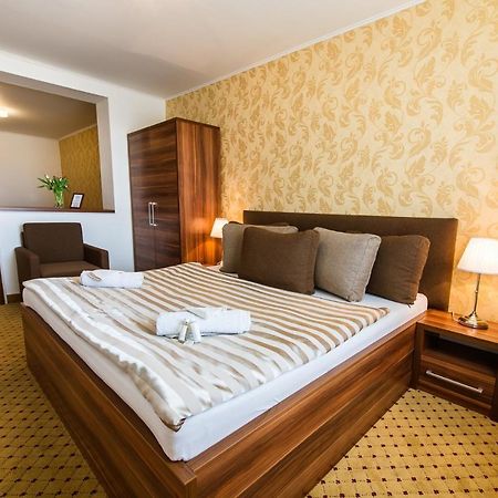 Hotel Merkur Kaluža Eksteriør bilde