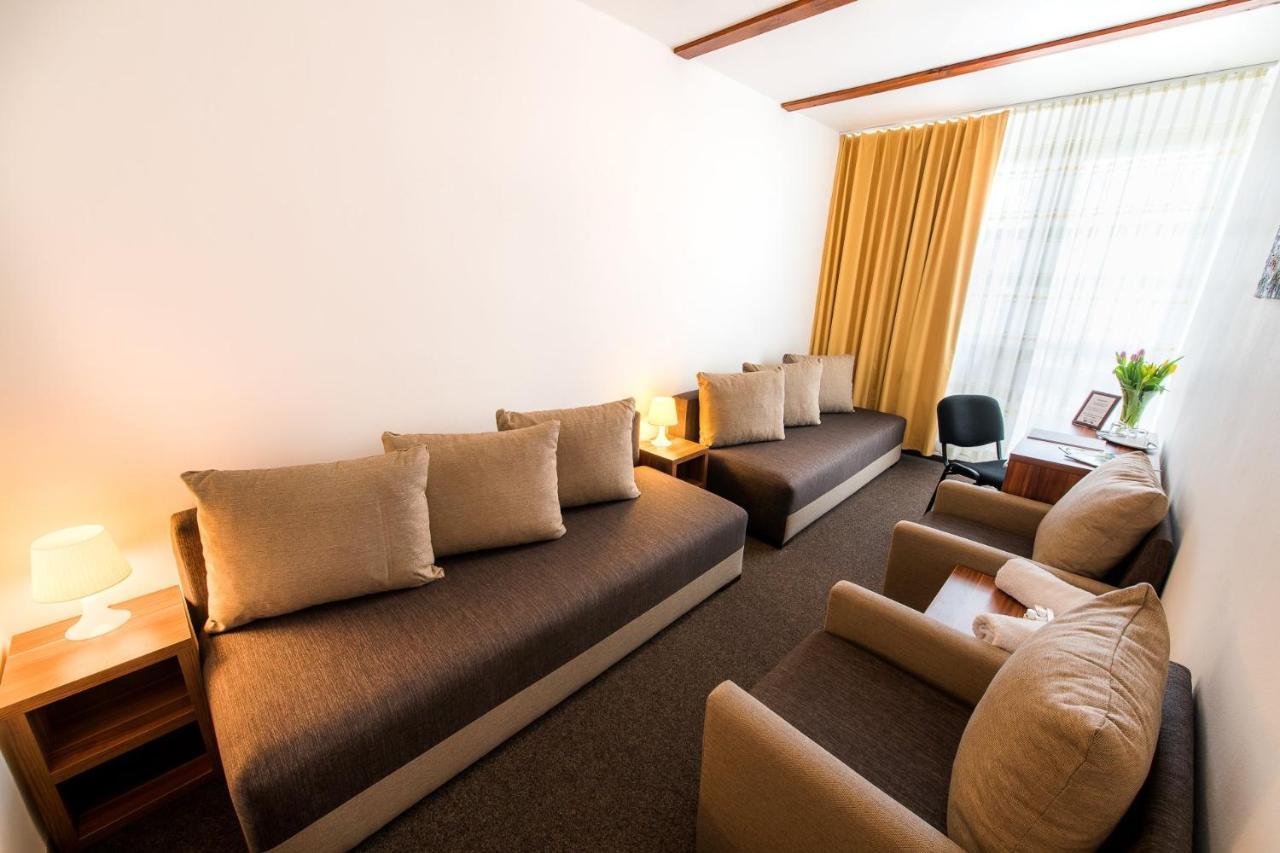 Hotel Merkur Kaluža Eksteriør bilde