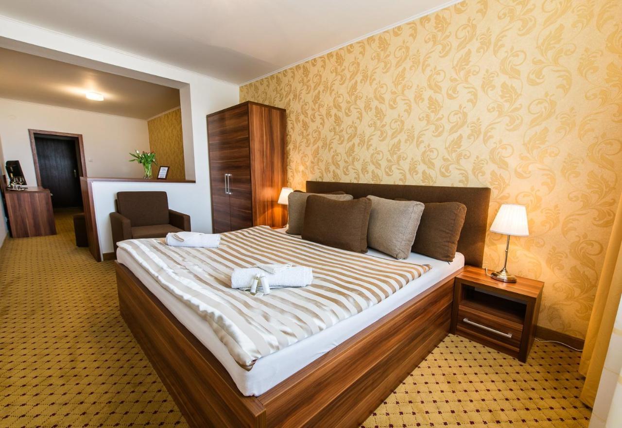 Hotel Merkur Kaluža Eksteriør bilde